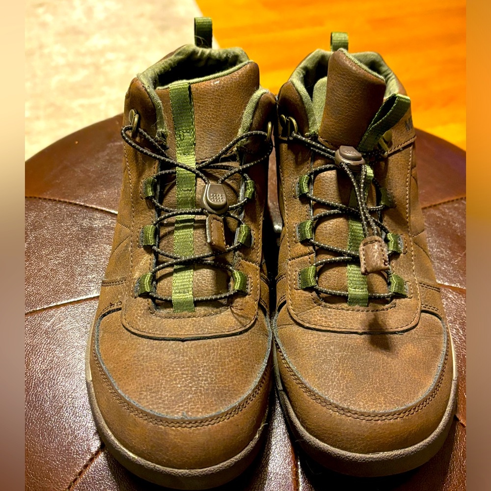 Merrell Boys hiking shoe/boot. Worn only twice. Size 5 1/2. Color Med Brown.